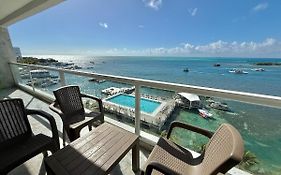 Apartamentos con playa privada y vista al mar